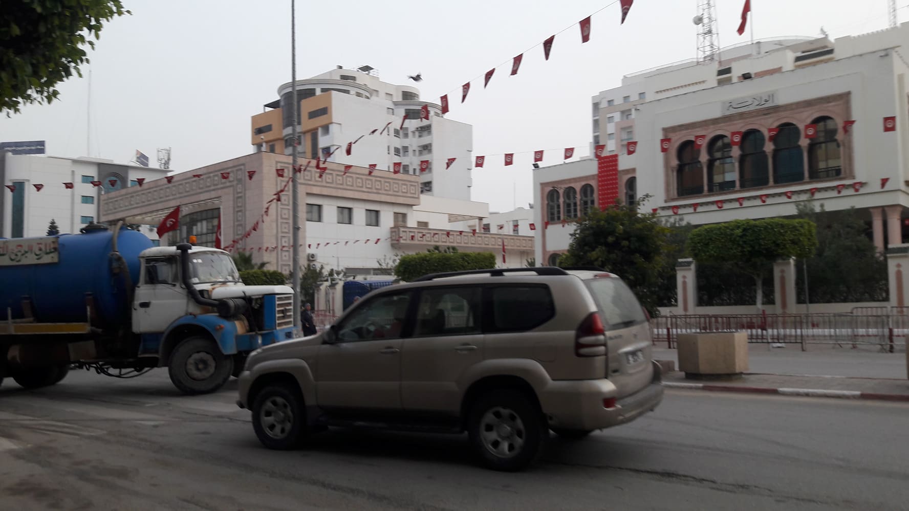 اضراب شاحنات التطهير امام ولاية صفاقس