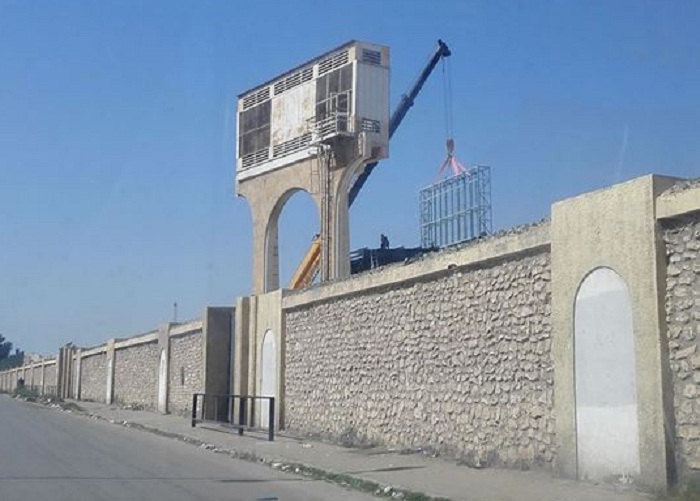 عودة أشغال عملية تركيز الهيكلة الحديدية الحاملة للسبورة اللامعة بملعب الطيب المهيري بصفاقس