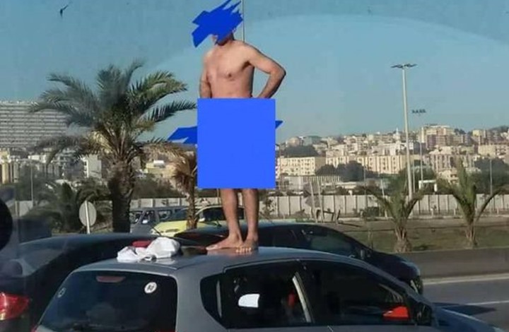 جزائري يتعرى في الشارع