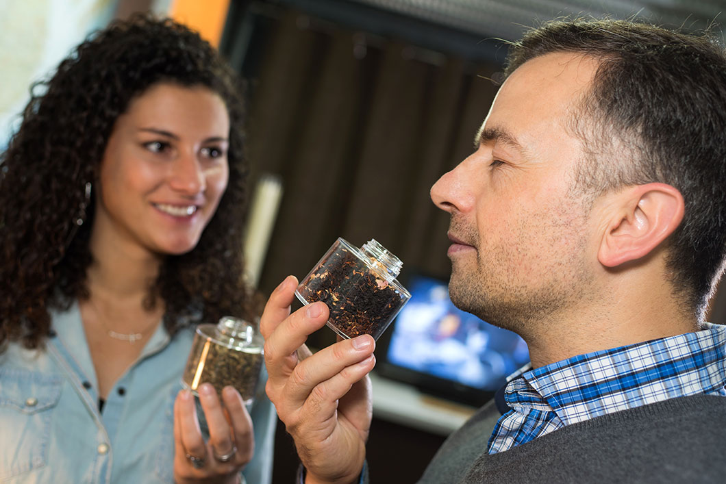 عطر - عطور - مرأة - رجل 