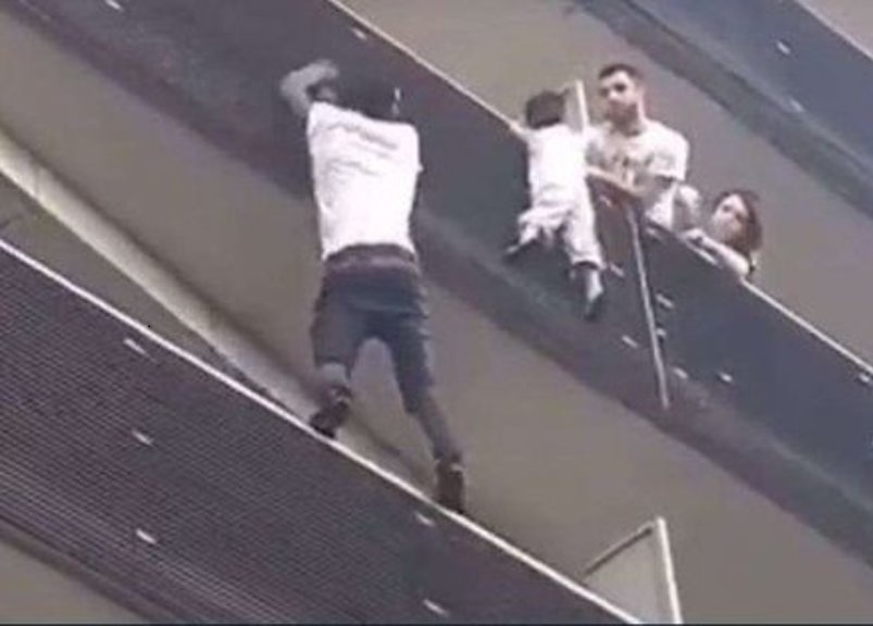 مامادو قاسما ينقذ طفلا متدليا من الشرفة