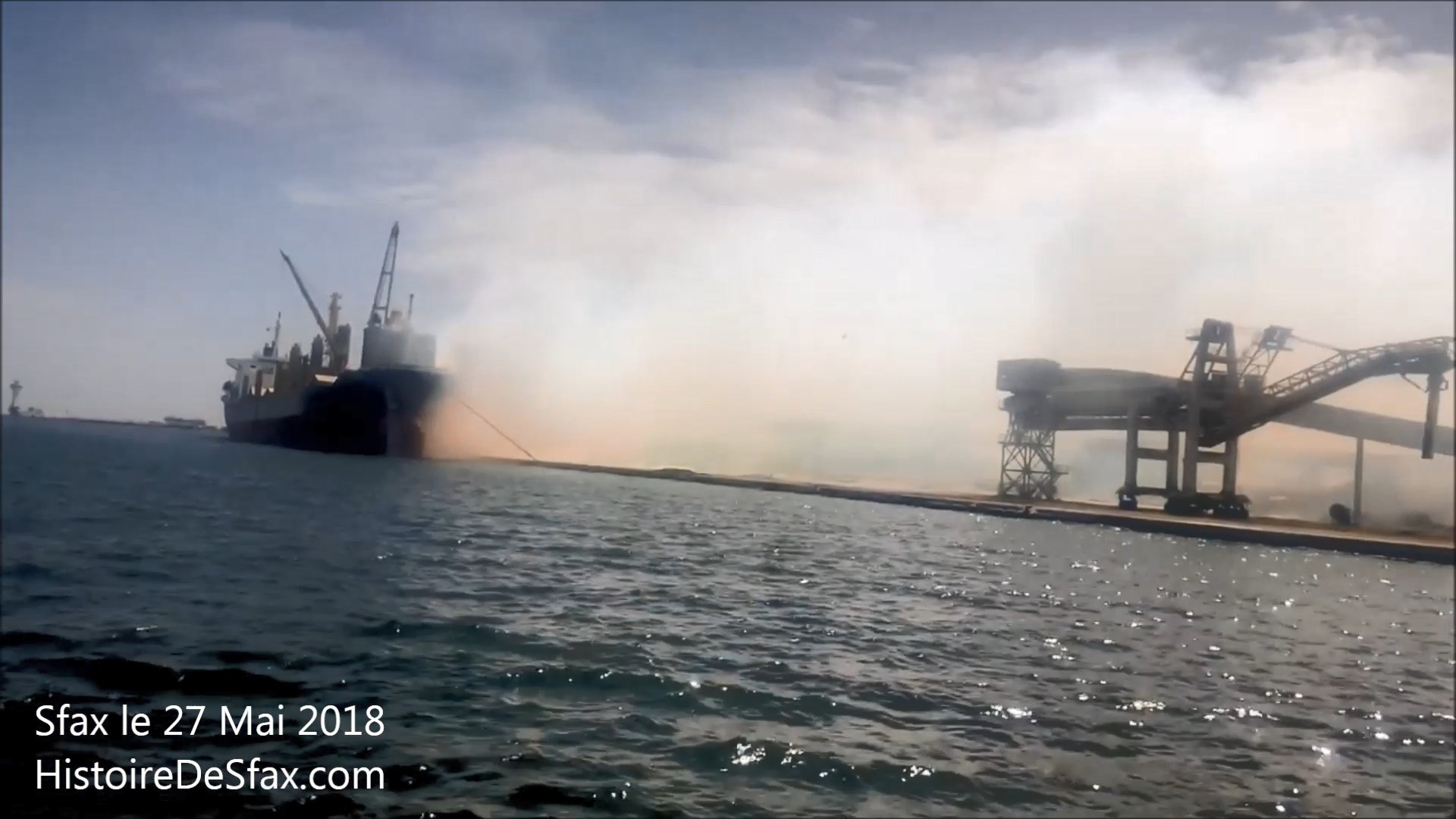 ميناء صفاقس : حريق في باخرة تحمل "البخارة" .. الحماية المدنية توضح