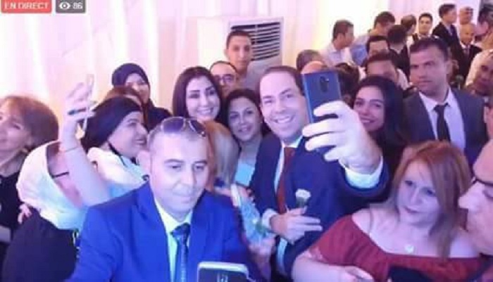 صورة اليوم : سلفي رئيس الحكومة يوسف الشاهد خلال إفتتاح معرض صفاقس الدولي