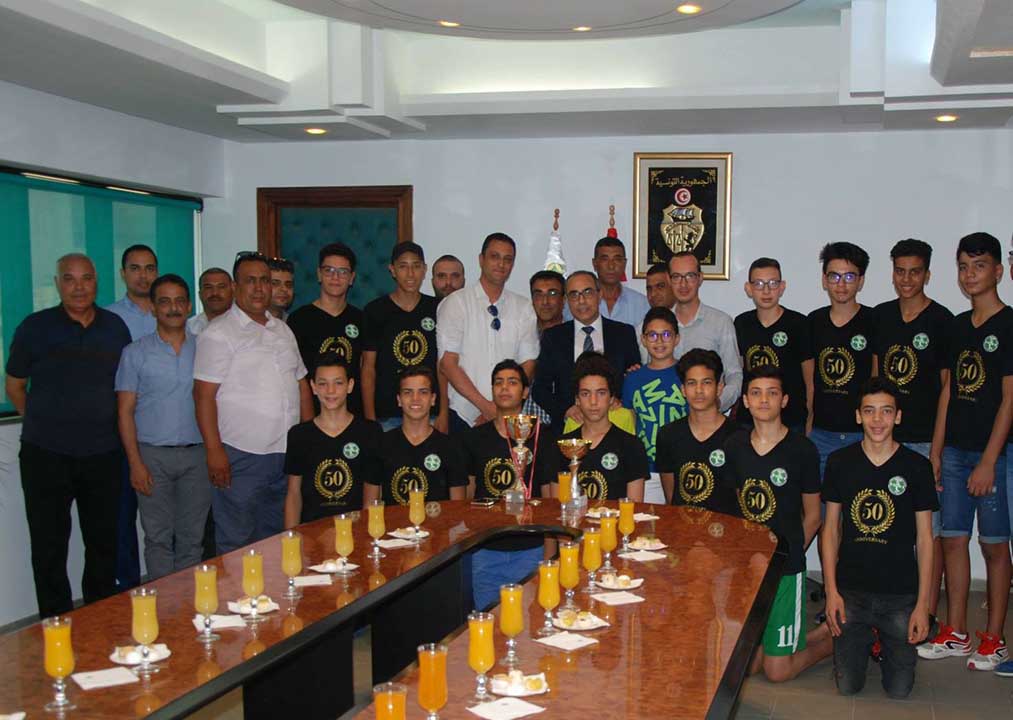 تكريم فريق "المدارس" لجمعية الإتحاد الرياضي للنقل بصفاقس