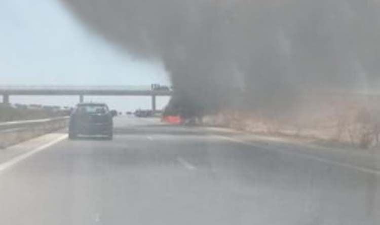 صفاقس - الحنشة : النيران تلتهم سيارة بالكامل في الطريق السيارة