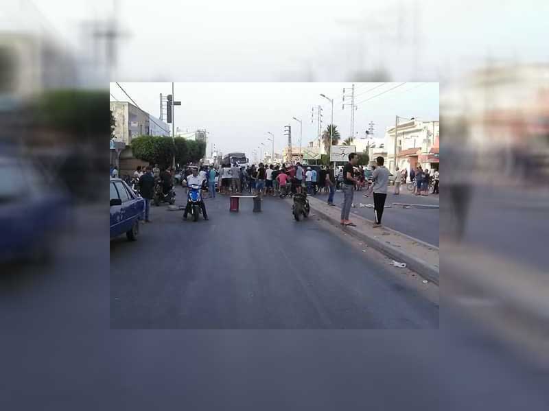 صفاقس : متساكنو طريق قابس يغلقون الطريق بسبب إنقطاع مياه الشرب 
