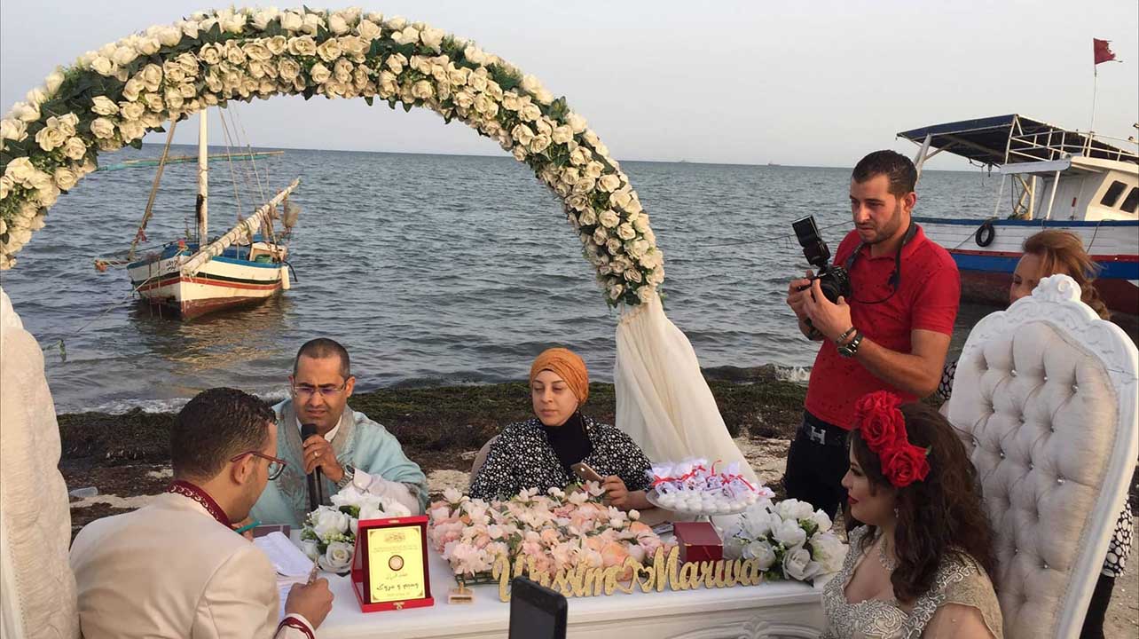 صفاقس : عقد قران على شاطئ تبرورة