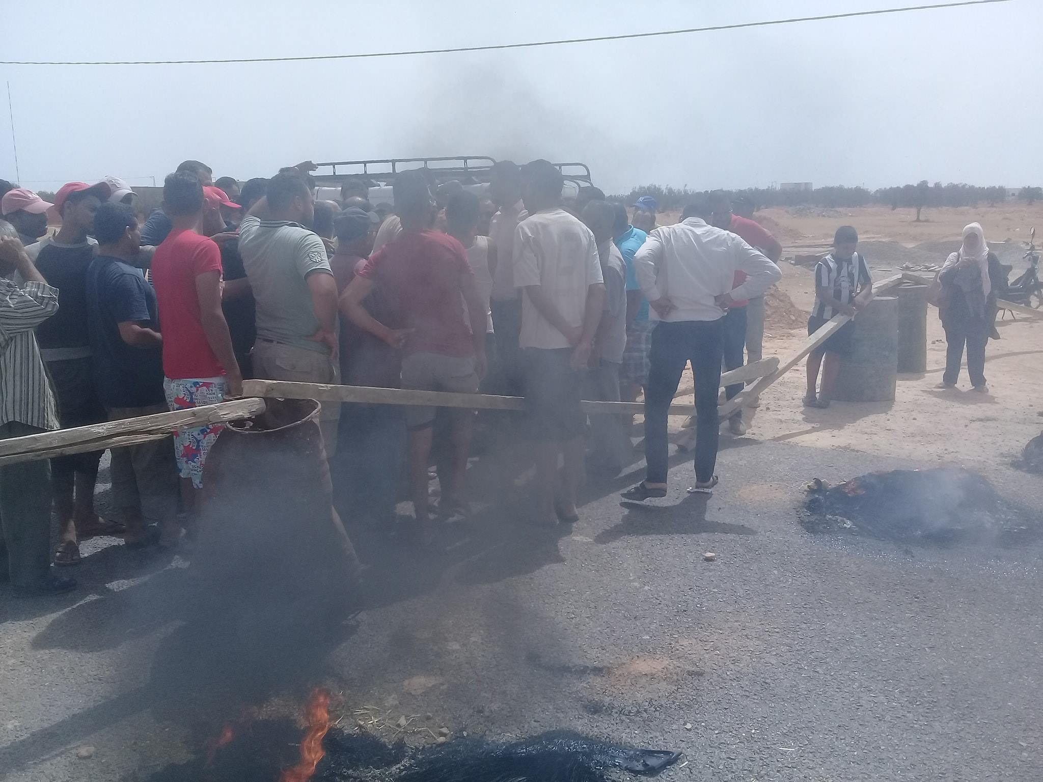 قطع طريق السلطنية احتجاجا على انقطاع الماء