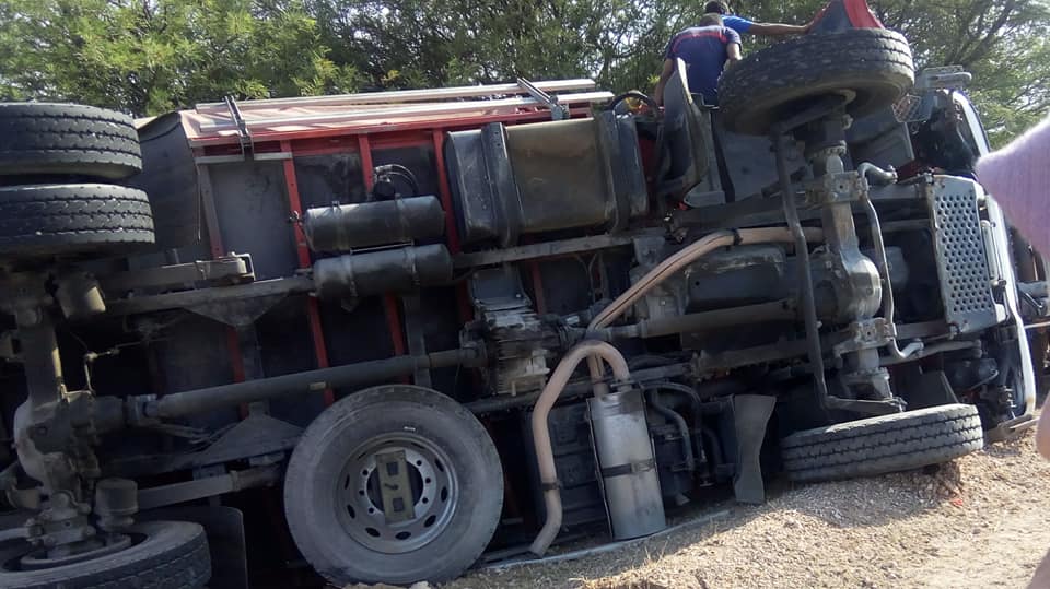 صفاقس :مجاوزة ممنوعة تقلب شاحنتي حماية مدنية دفعة واحدة