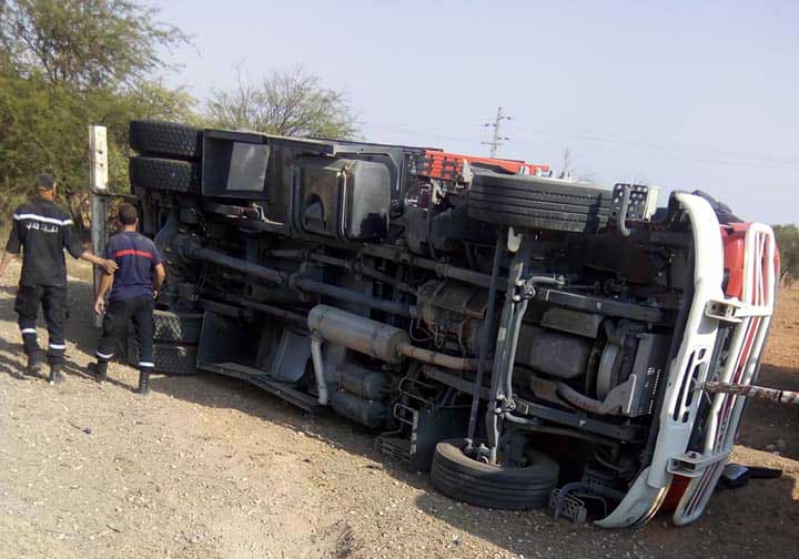 صفاقس :مجاوزة ممنوعة تقلب شاحنتي حماية مدنية دفعة واحدة