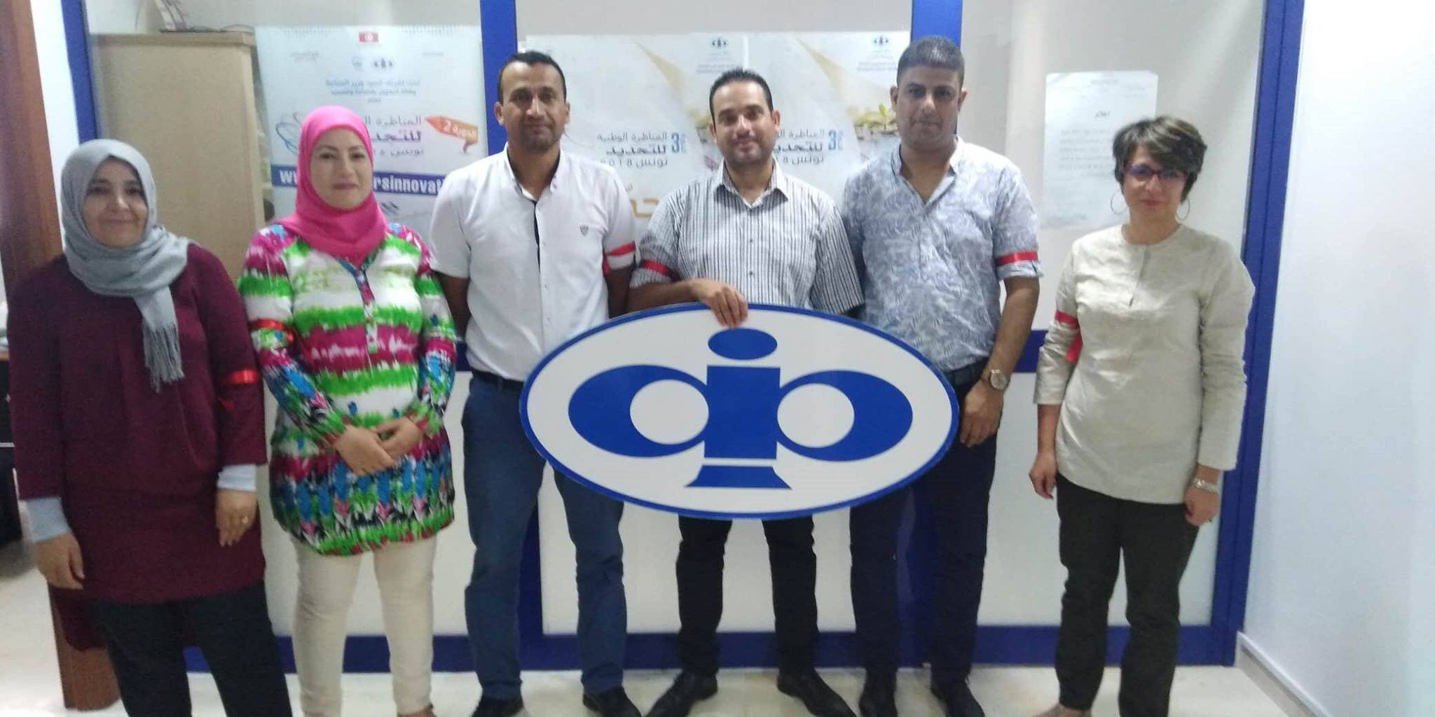 موظفو وكالة النهوض بالصناعة يحملون الشارة الحمراء