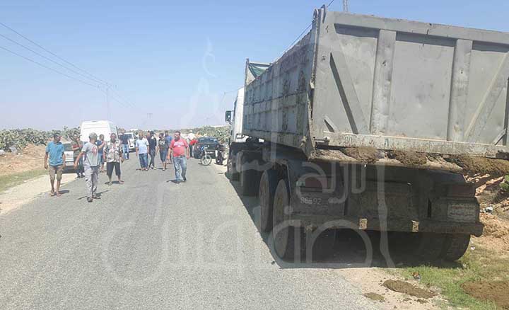 صفاقس - طريق العين كم 13 : الأهالي يعترضون شاحنة محملة بالفضلات .. أراد صاحبها التخلص منها هناك