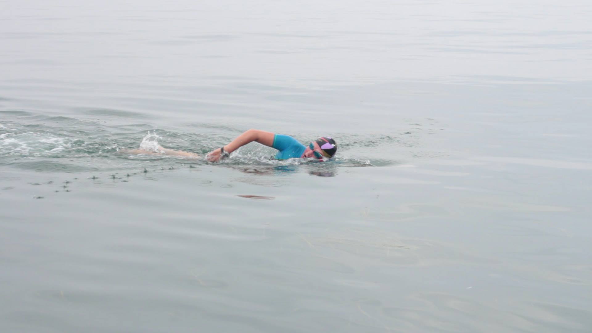 السباحة فاتن غطاس تكسب الرهان و تقطع المسافة بين صفاقس وقرقنة بنجاح 