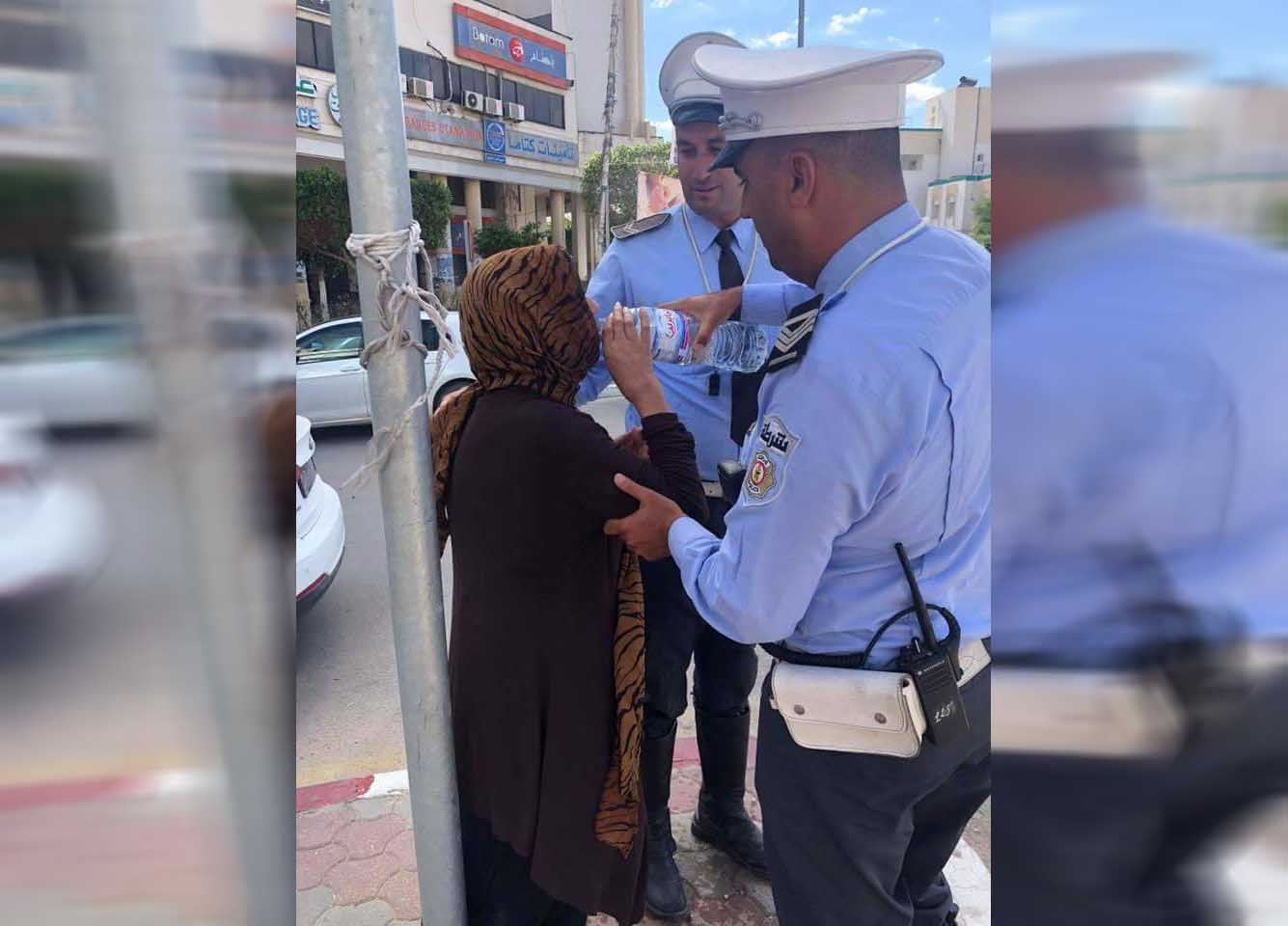 صورة اليوم في صفاقس : عوني أمن يقدمون المساعدة لإمرأة تعرضت إلى غيبوبة