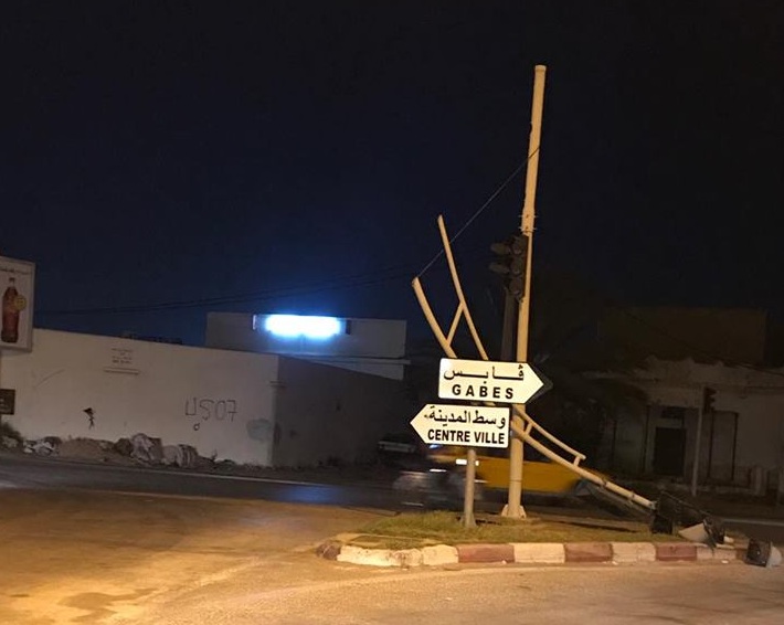 صفاقس : سقوط أحد الإشارات الضوئية بسبب الرياح