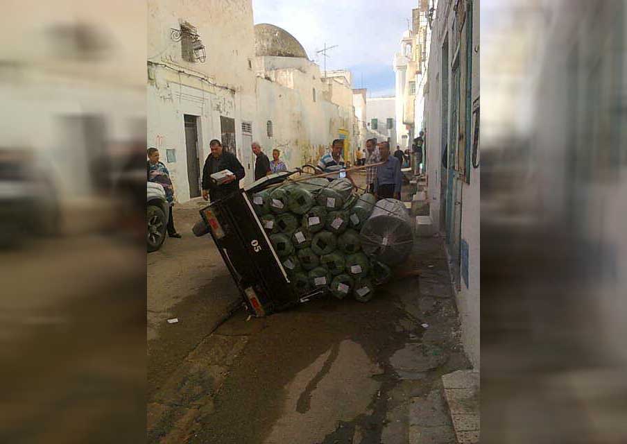 صورة اليوم : إنقلاب توك توك في المدينة العتيقة بصفاقس 