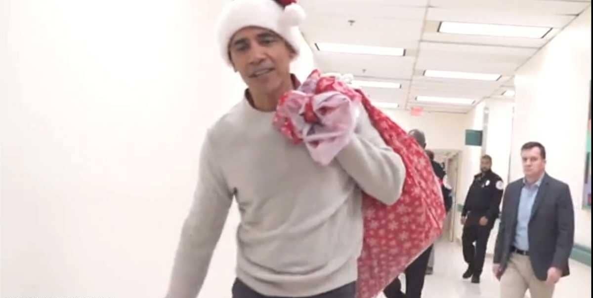 اوباما يوزع في الهدايا