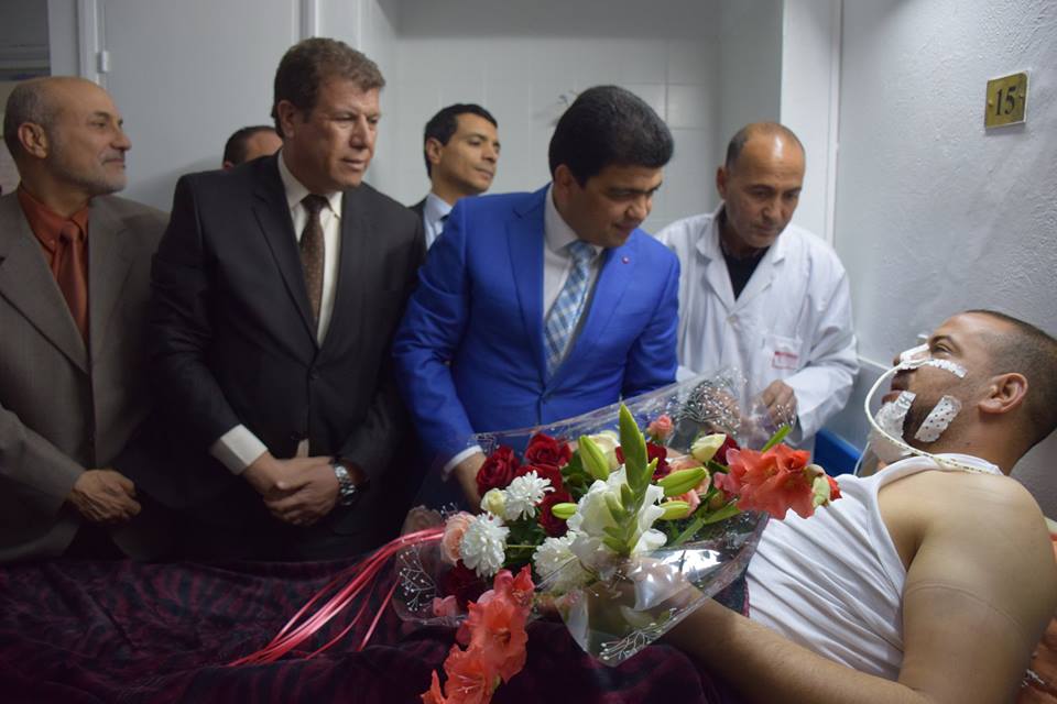 والي صفاقس يعود الشاب المصاب في العملية الارهابية