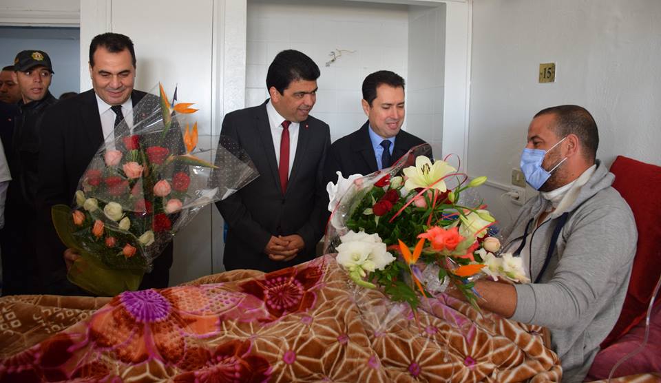 وزير الصناعة يزور الشاب المصاب بطلق ناري في العملية الارهابية بالقصرين