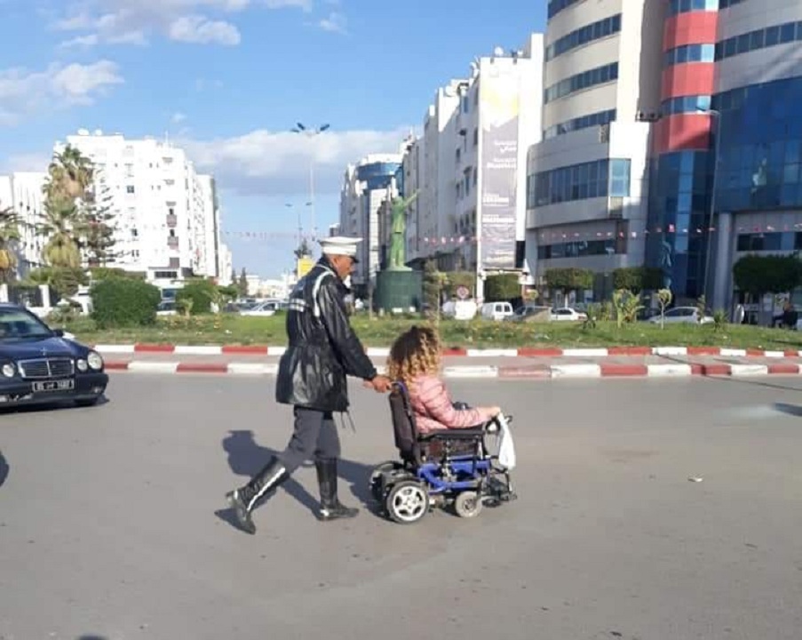  عون امن يساعد "مقعدة" على المرور بصفاقس