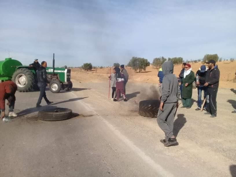 فتح طريق الوطنية الرابطة بين عقارب وبئر علي