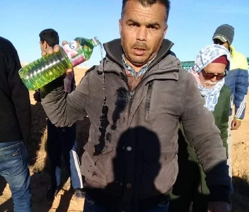 رجل يحاول حرق نفسه