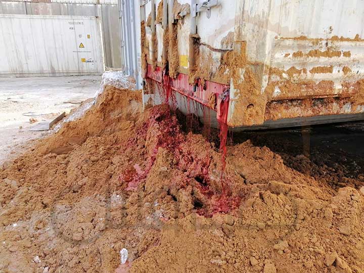 بالصور .. حاويات ممتلئة بالتن المجمد تبعث روائح كريهة في ميناء صفاقس التجاري منذ مارس 2018