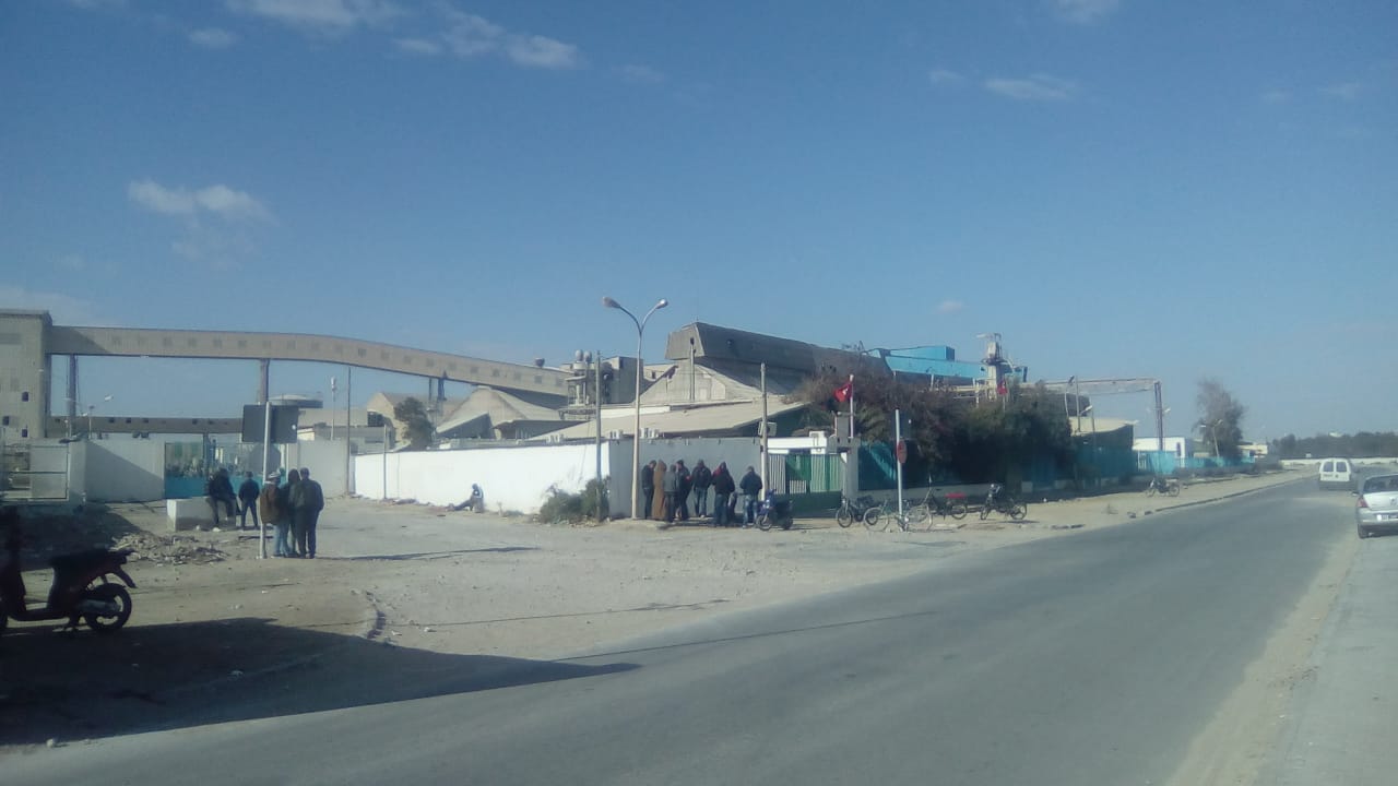 صفاقس : لليوم الثاني على التوالي أعوان السياب في اعتصام أمام المجمع الكيميائي 