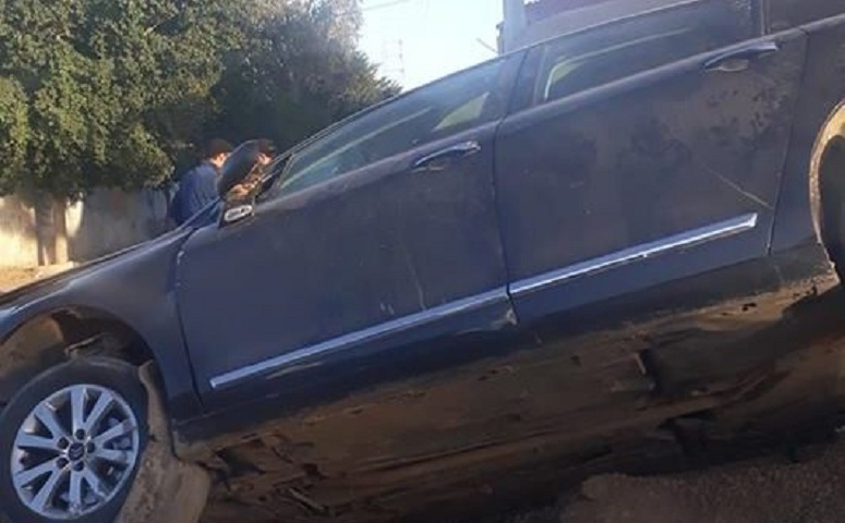 سقوط سيارة في حفرة