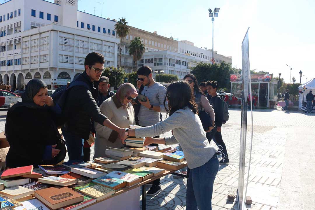 صفاقس : "المدرسة العليا الدولية الخاصة للتكنولوجيا" توزع مجاناً مئات الكتب باللغة الأنجليزية