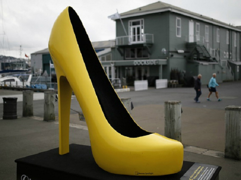 حذاء نسائي عملاق