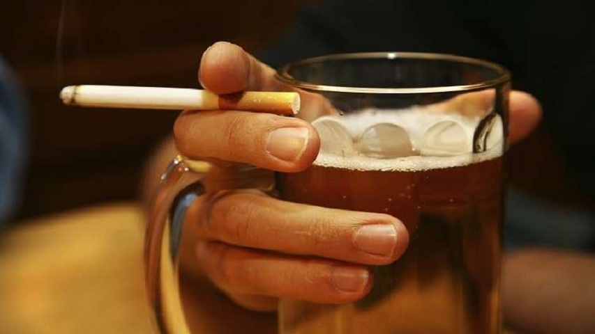 الجمع بين التدخين والكحول