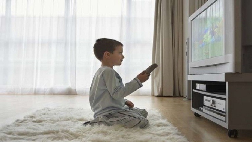 طفل - مشاهدة التلفاز