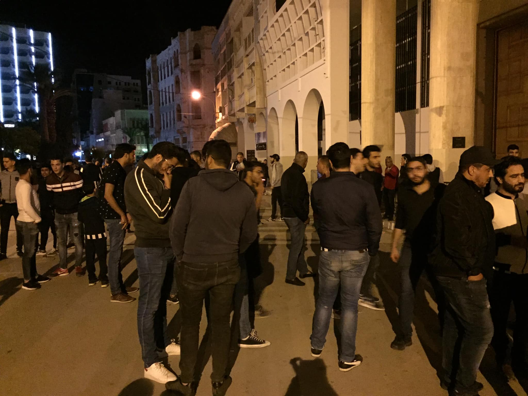 الامن يعتدي بالعنف على المنصف خماخم .. والجماهير السي إس إس تقوم بوقفة احتجاجية ليلية امام اقليم الامن