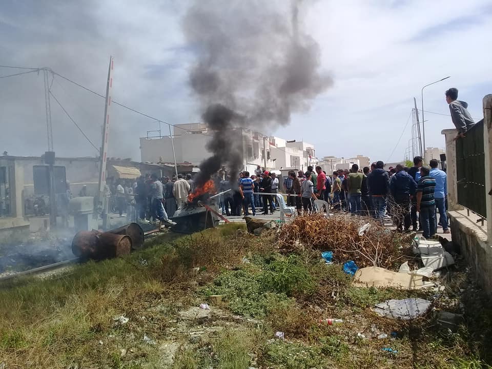 حوادث القطار في طريق تونس : احتجاجات و غلق للطريق وحرق بعض الإطارات المطاطية ( صور )