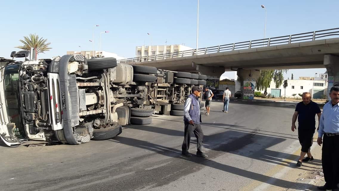 صفاقس : انقلاب شاحنة ثقيلة في مركز بوعصيدة 