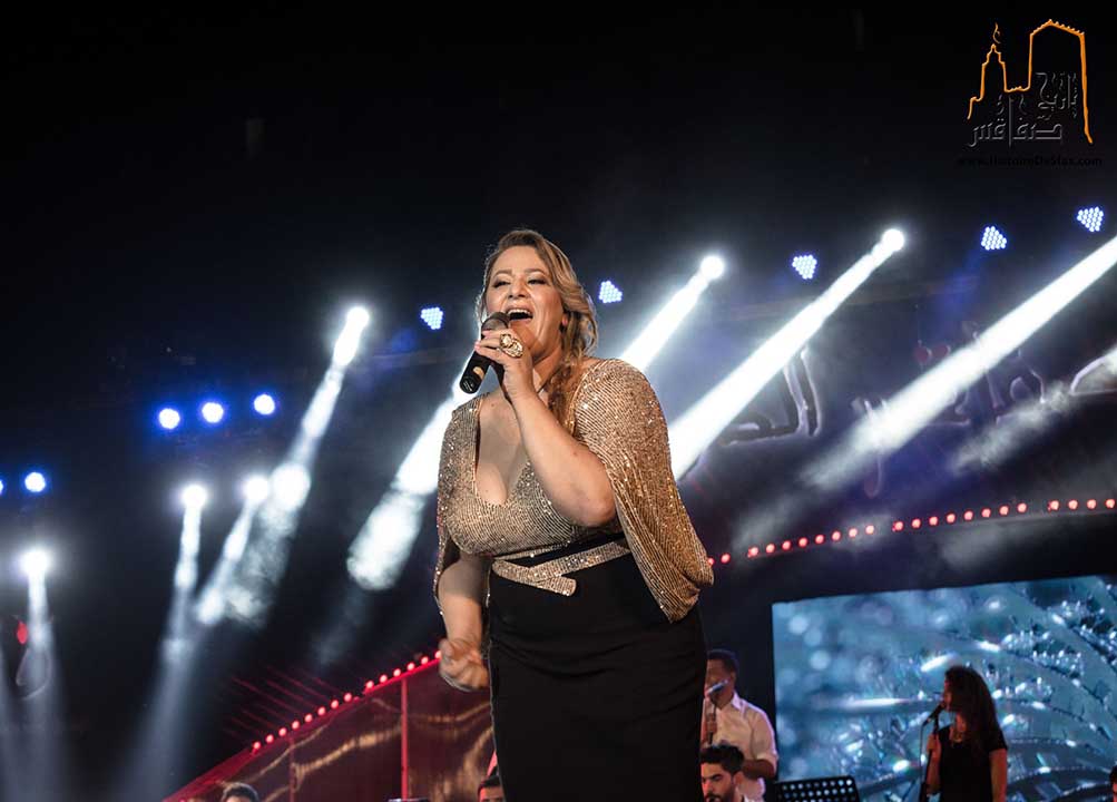 مهرجان صفاقس الدولي : أمينة فاخت تنال استحسان الجماهير وتمتنع عن القيام بندوة صحفية وسط غضب الصحفيين .. 