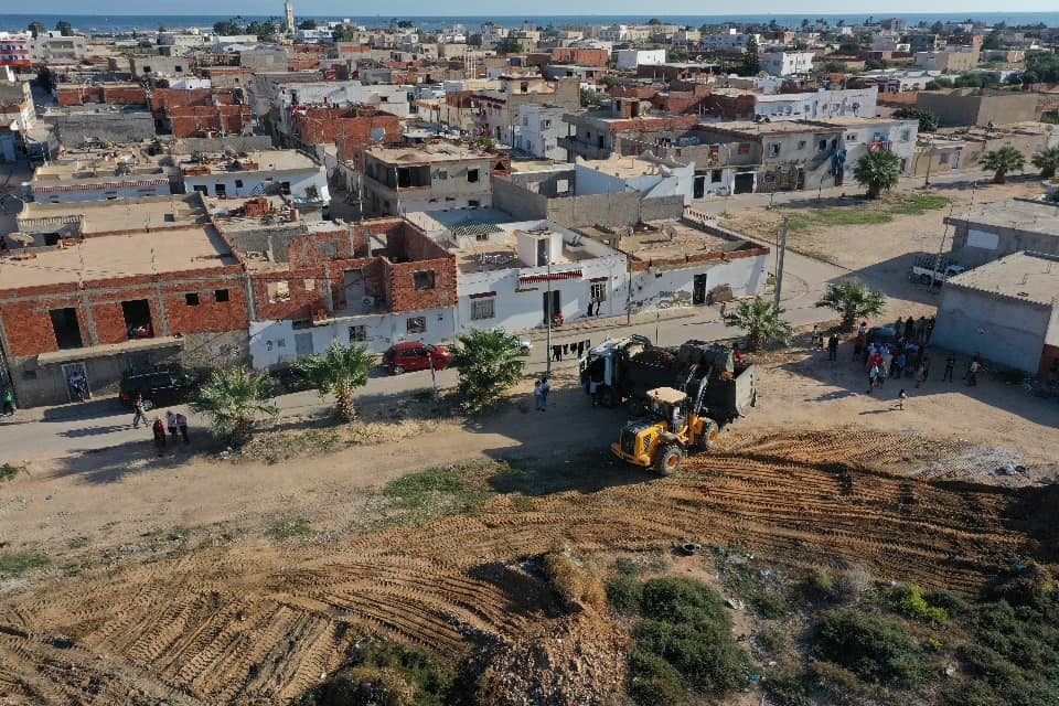 صفاقس : رجل الأعمال ماهر شعبان يقوم بحملة نظافة في الحي الجديد بسيدي منصور