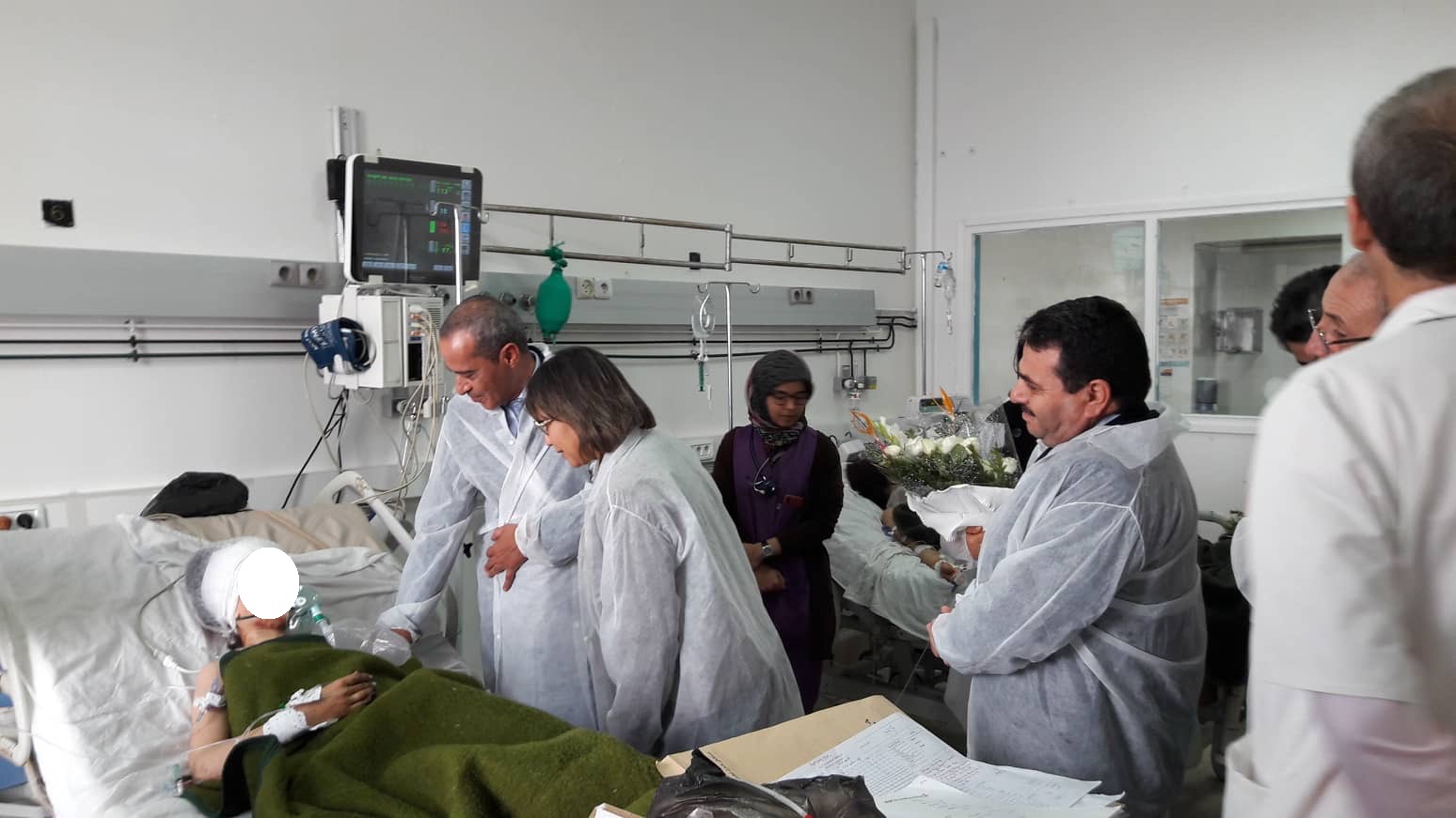 التضامن الأخوي العفوي لسفير الجزائر بتونس مع المصابين و أهاليهم في حادثة انزلاق حافلة بمنطقة السنوسي (ولاية باجة)