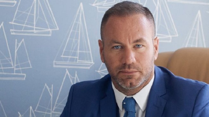 أندي-سكوت-مليونير-بريطاني