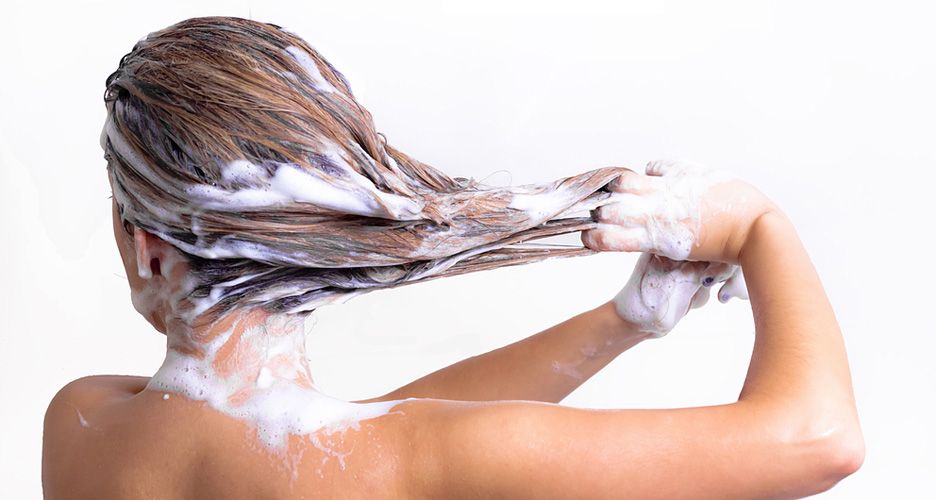 إمرأة غسل شعر الشامبو