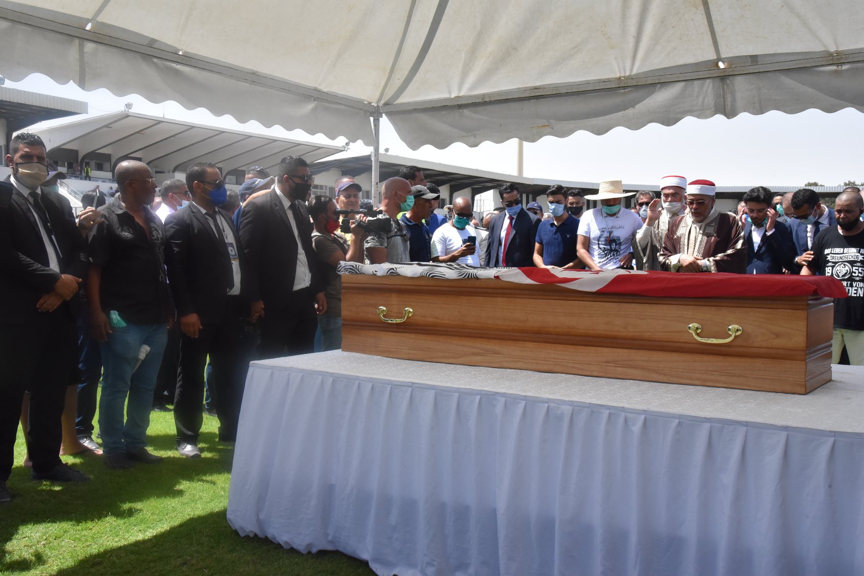 الجماهير الرياضية في صفاقس تودع نجمها حمادي العقربي بحرقة العشاق وعرفان المحبين الأوفياء