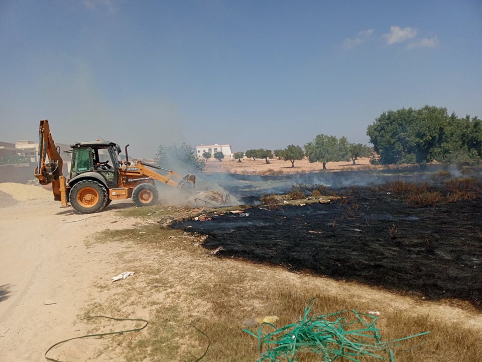 صفاقس: حريق هائل في أرض فلاحية والشرطة البيئية بالمحرس تتدخل (صور)