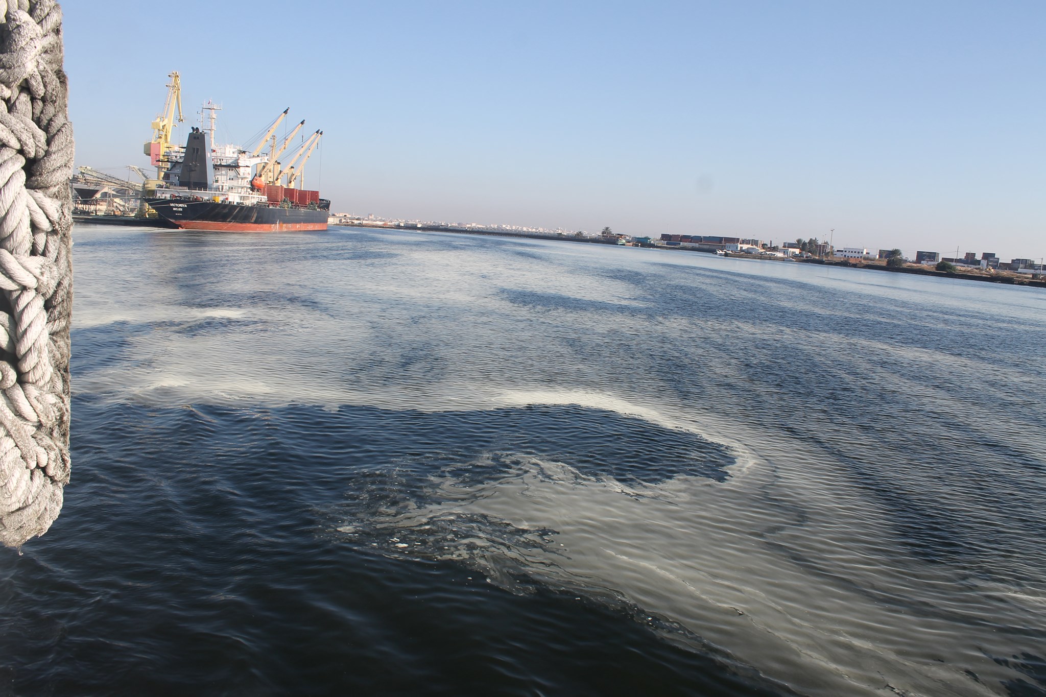 صورة اليوم : مادة الكبريت تغطي ميناء صفاقس