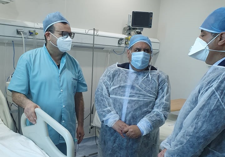 صفاقس : وزير الصناعة يزور جريح انفجار قابس في مصحة إبن خلدون ( صور )