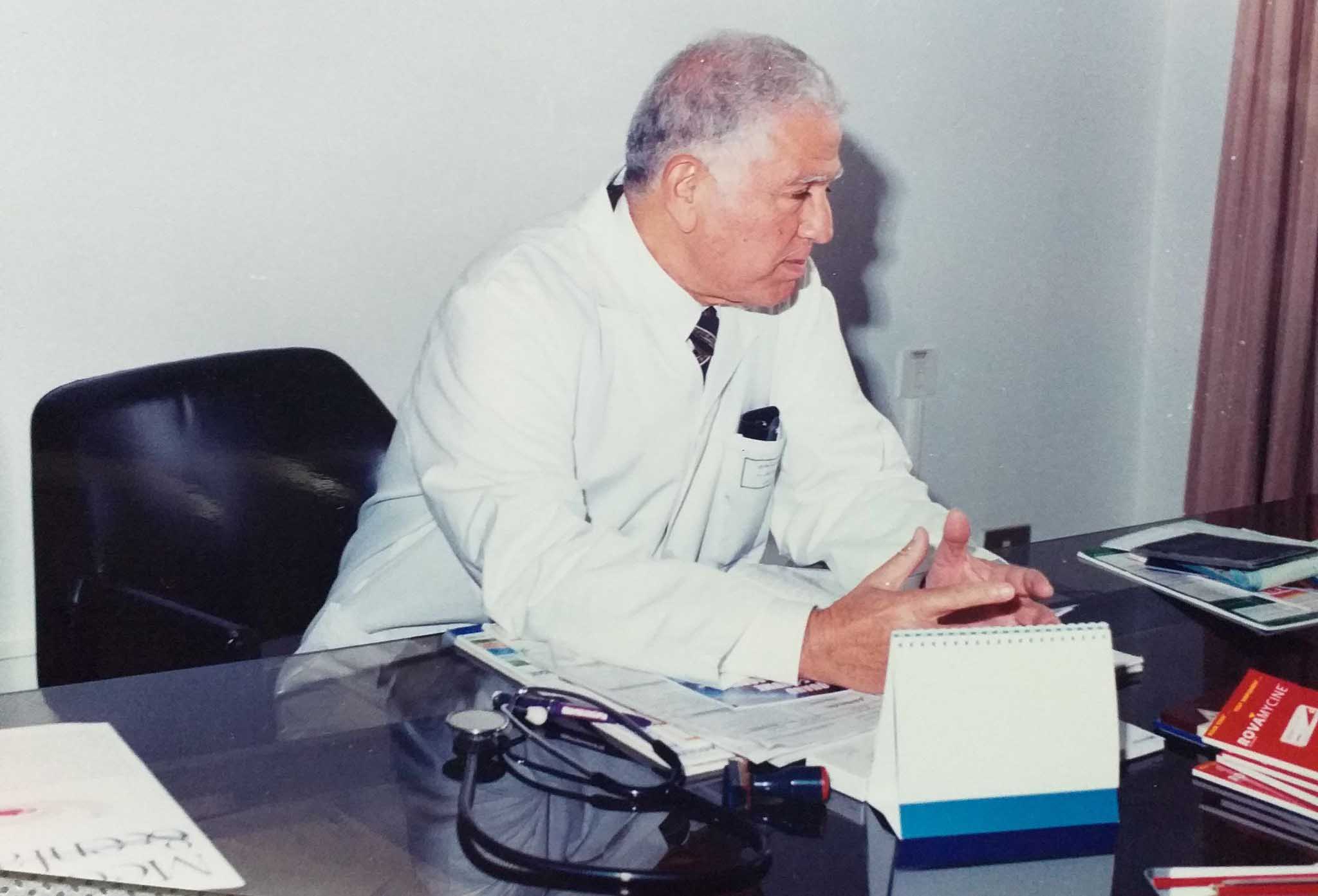 د. علي التريكي: أول طبيب أطفال أستاذ استشفائي جامعي بعد الاستقلال بصفاقس عميد كلية الطب بصفاقس 1990-1996