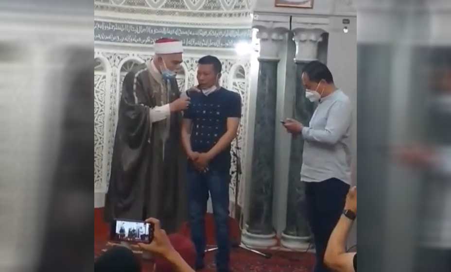 صفاقس : صيني يعلن إسلامه في جامع سيدي اللخمي ( فيديو )