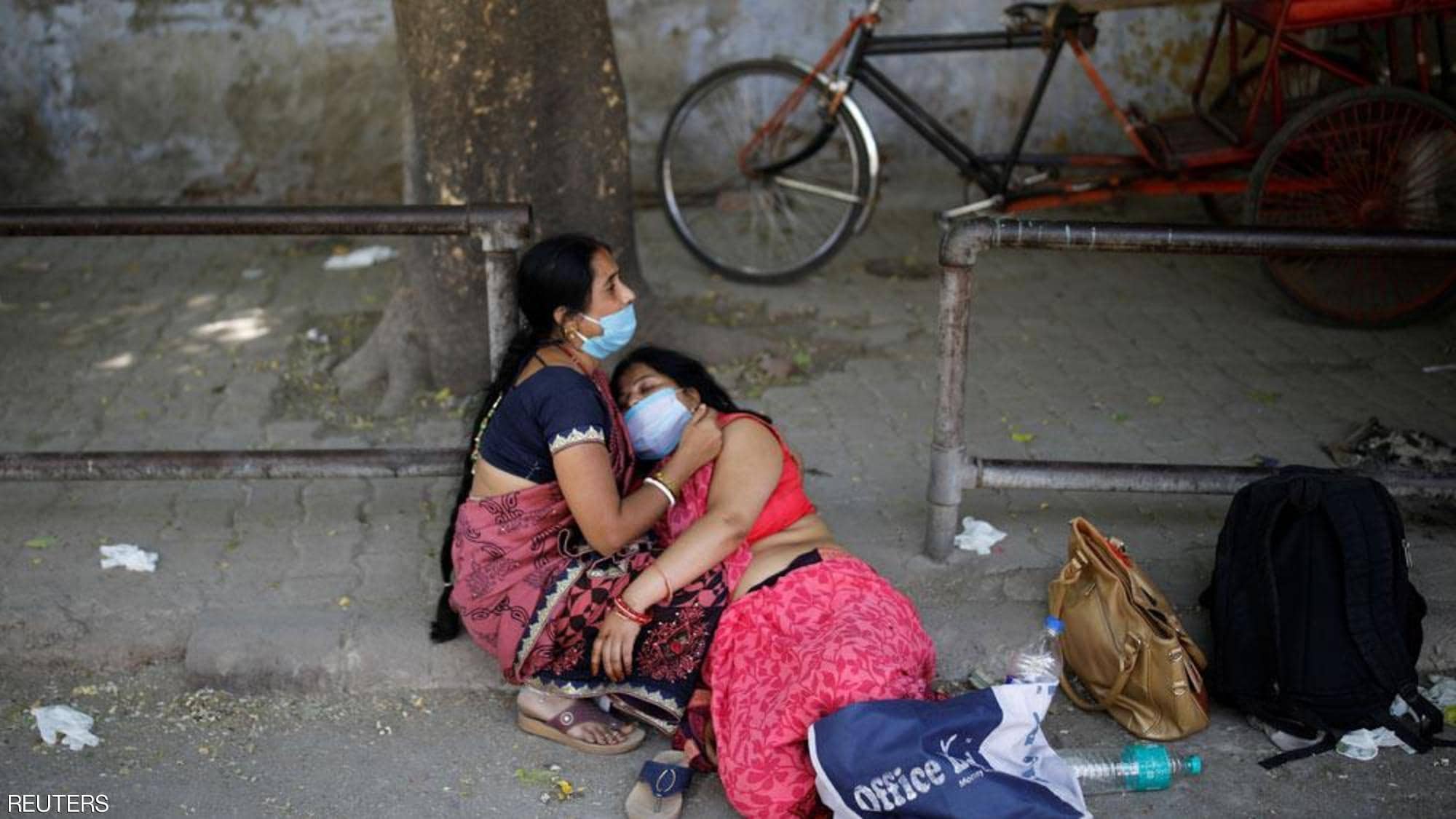 بالفيديو : جثث في الشوارع ومستشفيات عاجزة في الهند بسبب كورونا ( مشاهد قاسية )