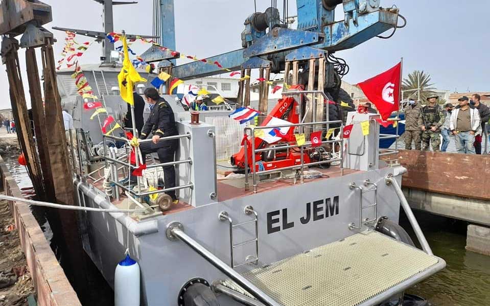 صفاقس : جيش البحر يقوم بتعويم الجوالة البحرية الجديدة "الجم"