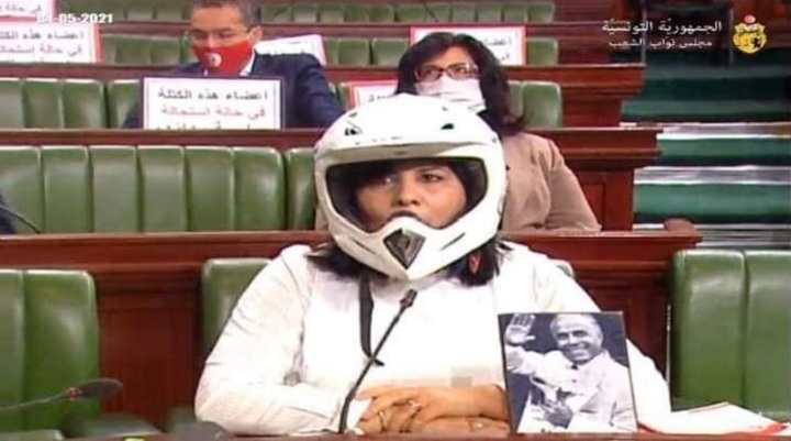 عبير موسي - خوذة - سترة رصاص